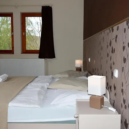 Pollushof Panzio Es Etterem Bed & Breakfast