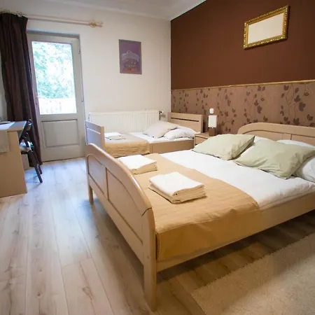 Pollushof Panzio Es Etterem Bed & Breakfast Csolnok