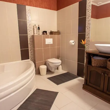 Pollushof Panzio Es Etterem Bed & Breakfast