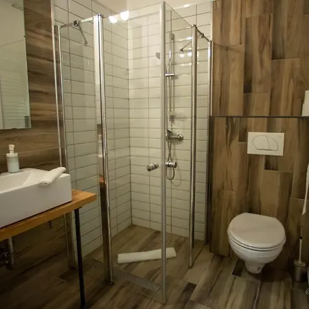 Pollushof Panzio Es Etterem Bed & Breakfast Csolnok