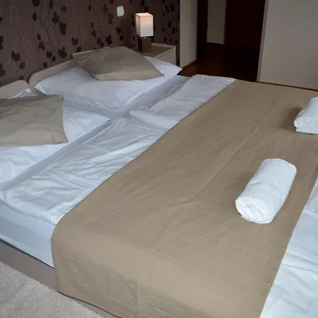 Pollushof Panzio Es Etterem Bed & Breakfast Csolnok