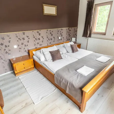 Bed & Breakfast Pollushof Panzio Es Etterem Csolnok