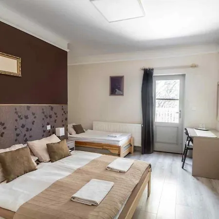 Pollushof Panzio Es Etterem B&B