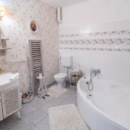Bed & Breakfast Pollushof Panzio Es Etterem Csolnok