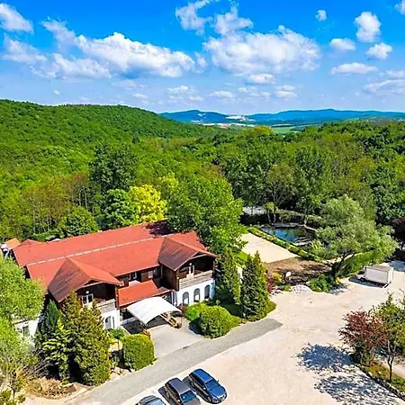 Pollushof Panzio Es Etterem Bed & Breakfast Csolnok