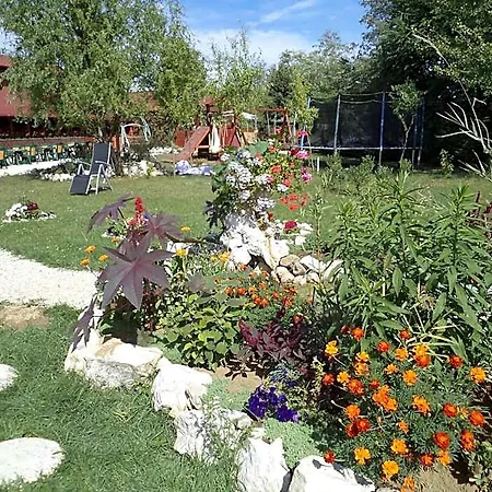 Pollushof Panzio Es Etterem Bed & Breakfast Csolnok