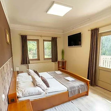 Pollushof Panzio Es Etterem Bed & Breakfast Csolnok