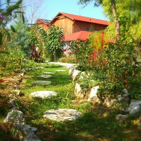 Pollushof Panzio Es Etterem Bed & Breakfast Csolnok