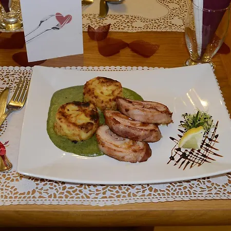 Bed & Breakfast Pollushof Panzio Es Etterem Csolnok