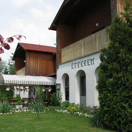 Pollushof Panzio Es Etterem Csolnok