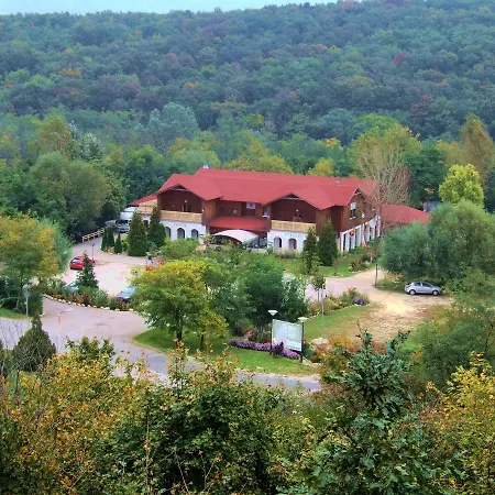Pollushof Panzio Es Etterem B&B
