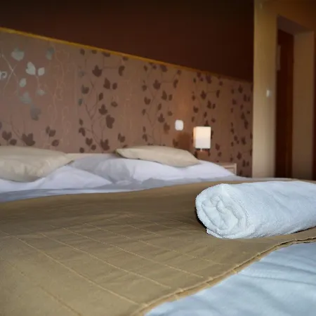 Pollushof Panzio Es Etterem Bed & Breakfast