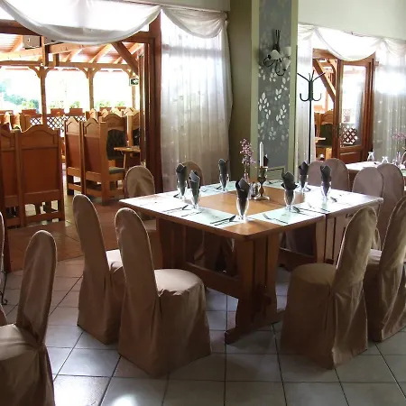 Pollushof Panzio Es Etterem Bed & Breakfast Csolnok