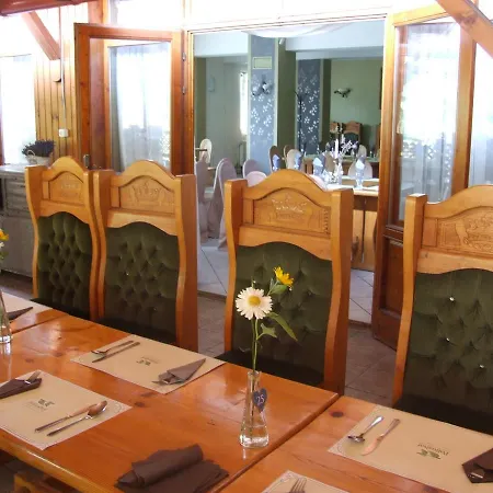 Pollushof Panzio Es Etterem