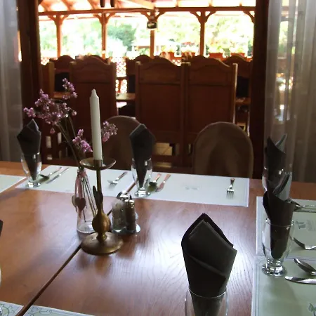 Pollushof Panzio Es Etterem Bed & Breakfast Csolnok