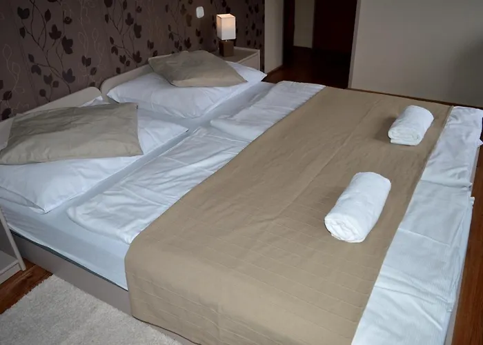 Pollushof Panzio Es Etterem Bed & Breakfast Csolnok