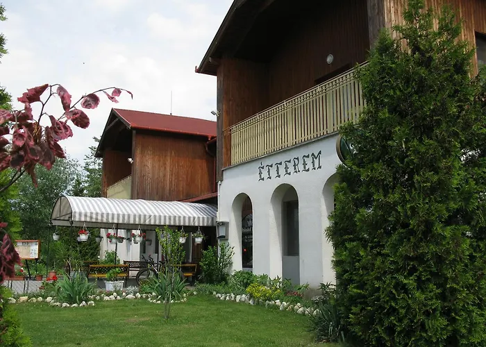 Pollushof Panzio Es Etterem Csolnok